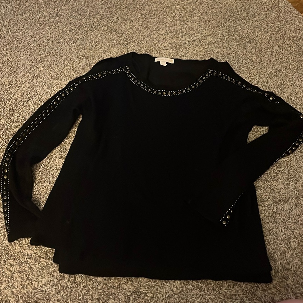 Black light sweater with open shoulder